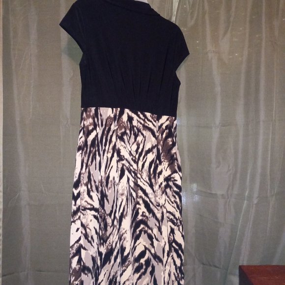 Office style, A Collared Button Top Dress with Animal print bottom. - Picture 3 of 7